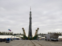 Установка ракеты-носителя "Союз-ФГ" с пилотируемым космическим кораблем на стартовую площадку