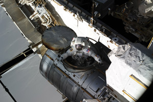 Выход в космос американских астронавтов Рика Мастраккио и Стивена Свонсона 23 апреля