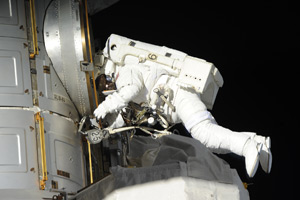 Выход в космос американских астронавтов Рика Мастраккио и Стивена Свонсона 23 апреля