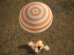 Капсула «Союза» с членами экспедиции МКС-39 на борту успешно приземлилась (видео)