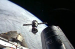 "Союз" с тремя космонавтами на борту отстыковался от МКС (видео)