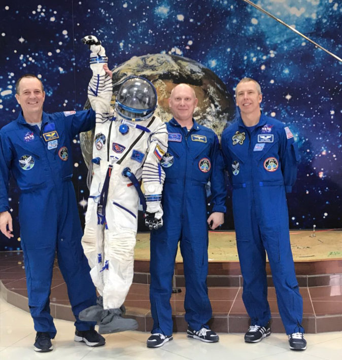 Посещение всем экипажем музея космодрома