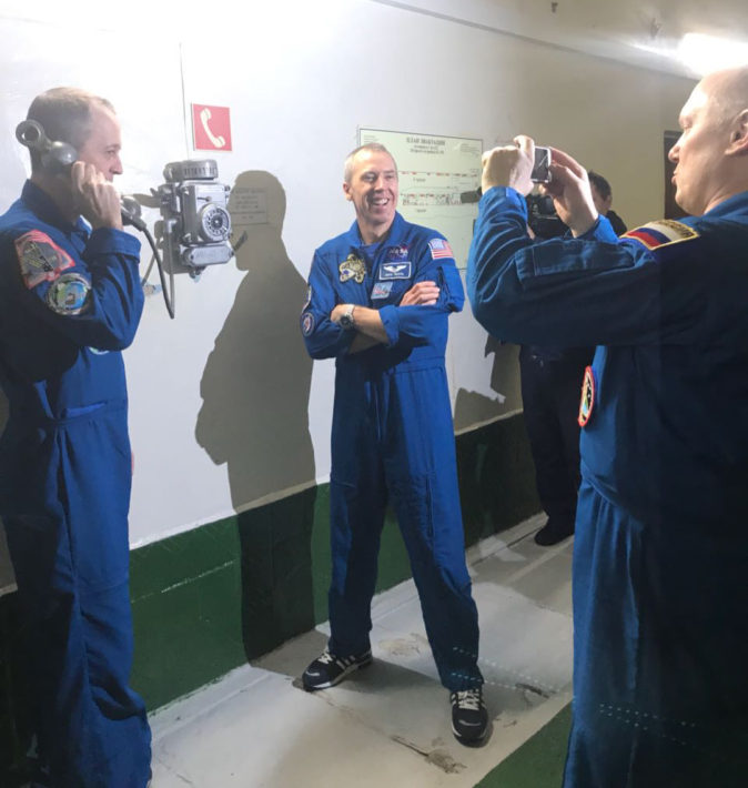 Посещение всем экипажем музея космодрома