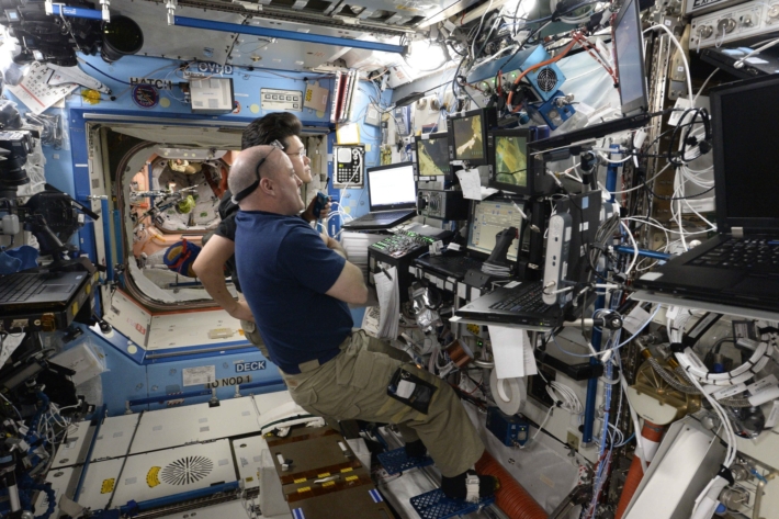 Сопровождение выхода в космос со станции, управление манипулятором