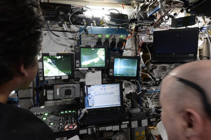 Сопровождение выхода в космос со станции, управление манипулятором
