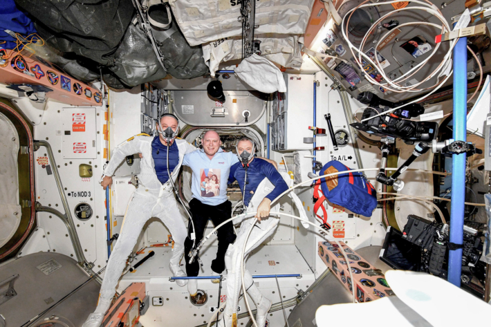 Подготовка к выходу в космос американского экипажа