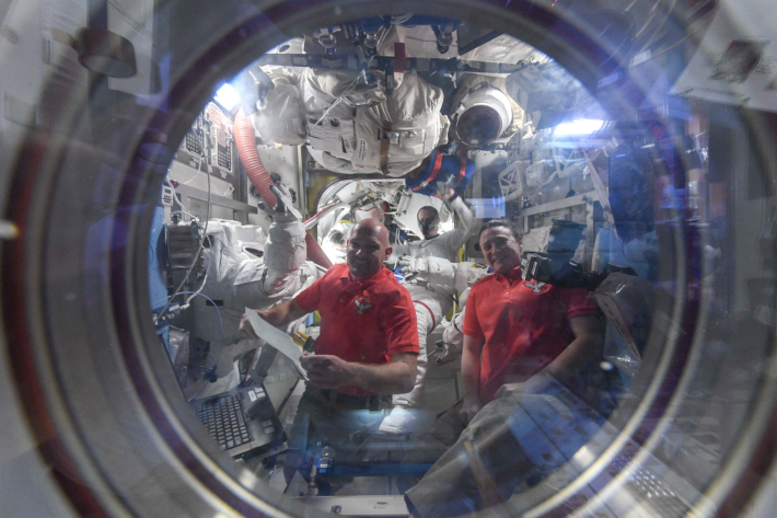 Подготовка к выходу в космос американского экипажа