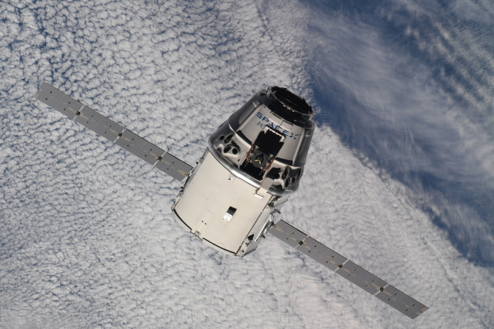 Вчера к станции пристыковался американский грузовой корабль SpaceX Dragon.