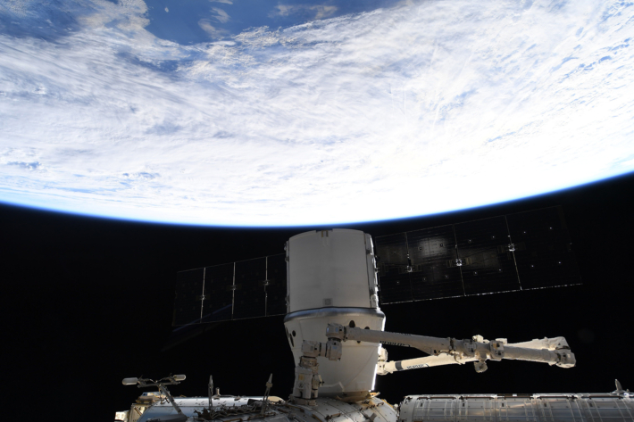 Вчера к станции пристыковался американский грузовой корабль SpaceX Dragon.