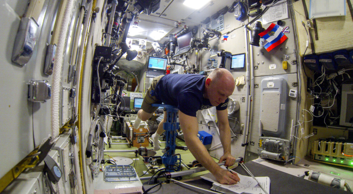 Процедура взвешивания космонавтов на МКС