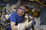 Подгонка перчаток скафандра перед Выходом в Космос