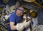 Подгонка перчаток скафандра перед Выходом в Космос