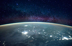 Над ночной Землёй (фото)