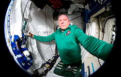 Soon we will have to descend to Earth. Let’s make a flyby of the ISS in front of him. (video)