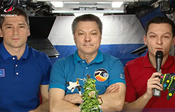 Экипаж МКС поздравляет с наступающим Новым 2024-м годом!