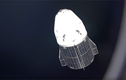 Стыковка SpaceX Dragon с МКС (видео)
